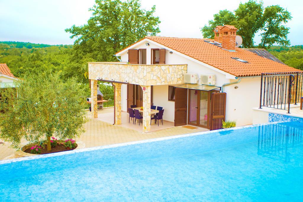 Villa Lara Karojba Quarto foto